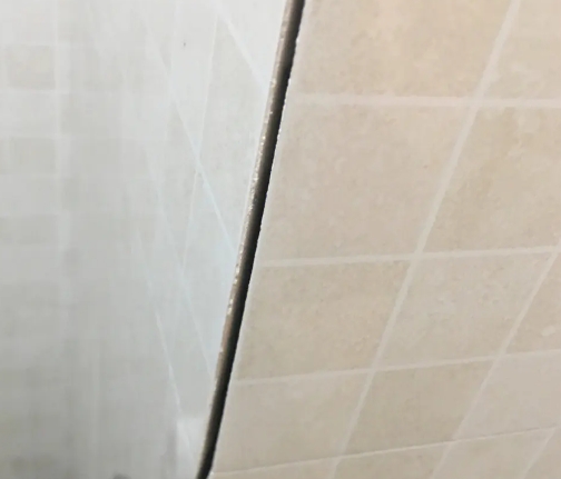 凉城瓷砖空鼓维修公司分享阳台瓷砖脱落的修复过程可以分为以下几个步骤