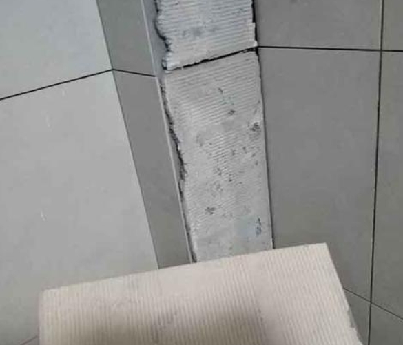 凉城瓷砖空鼓维修公司分享下厨房瓷砖脱落的补救措施。